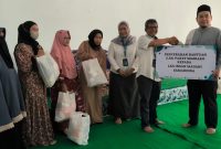 SIMBOLIS. Deputi Bisnis Area Samarinda Faozan Wahyu Praptono menyerahkan bantuan berupa paket sembako ke Ketua Yayasan Insan Madani Kaltim, sebagai bagian dari CSR PT Pegadain Kanwil IV Balikpapan.