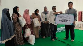 SIMBOLIS. Deputi Bisnis Area Samarinda Faozan Wahyu Praptono menyerahkan bantuan berupa paket sembako ke Ketua Yayasan Insan Madani Kaltim, sebagai bagian dari CSR PT Pegadain Kanwil IV Balikpapan.