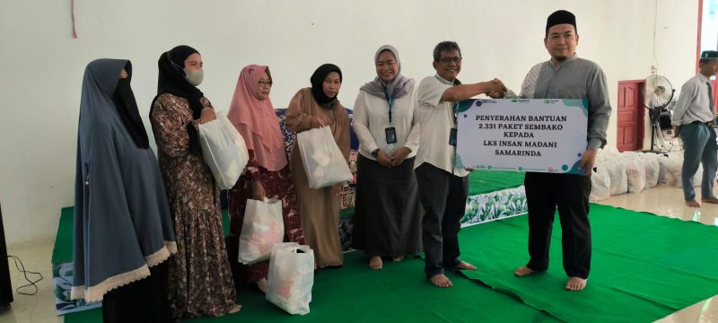 SIMBOLIS. Deputi Bisnis Area Samarinda Faozan Wahyu Praptono menyerahkan bantuan berupa paket sembako ke Ketua Yayasan Insan Madani Kaltim, sebagai bagian dari CSR PT Pegadain Kanwil IV Balikpapan.