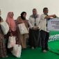SIMBOLIS. Deputi Bisnis Area Samarinda Faozan Wahyu Praptono menyerahkan bantuan berupa paket sembako ke Ketua Yayasan Insan Madani Kaltim, sebagai bagian dari CSR PT Pegadain Kanwil IV Balikpapan.
