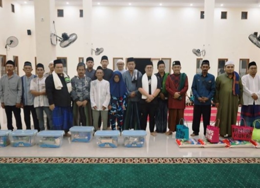 Wakil Bupati Kutai Kartanegara (Kukar) H Rendi Solihin telah menyerahkan bantuan berupa Vacum Cleaner Penyedot Debu serta Paket Ramadhan ketika berkunjung ke Ponpes Al Farisyah Hasyim.