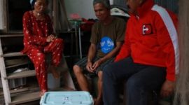 Bupati Kutai Kartanegara (Kukar) Edi Damansyah bersama rombongannya bersilaturahmi sekaligus membagikan paket Ramadhan di rumah Saniah.