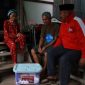 Bupati Kutai Kartanegara (Kukar) Edi Damansyah bersama rombongannya bersilaturahmi sekaligus membagikan paket Ramadhan di rumah Saniah.