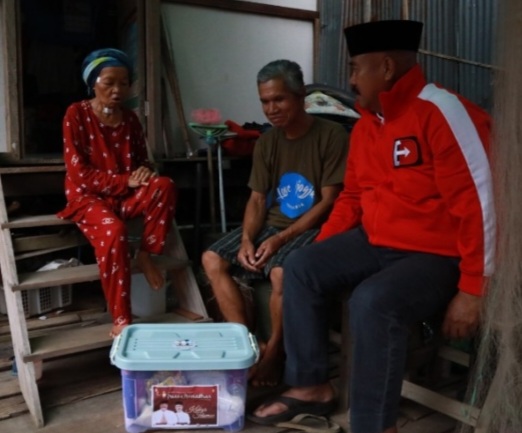 Bupati Kutai Kartanegara (Kukar) Edi Damansyah bersama rombongannya bersilaturahmi sekaligus membagikan paket Ramadhan di rumah Saniah.
