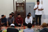 Bupati Kutai Kartanegara (Kukar) Edi Damansyah pada hari pertama kunjungan kerjanya, menyerahkan bantuan sembako serta perlengkapan ibadah di masjid Al Fajar Dusun Ketemu Desa Perdana Kecamatan Kembang Janggut, Jumat (15/03/2024).