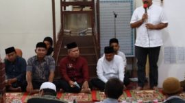 Bupati Kutai Kartanegara (Kukar) Edi Damansyah pada hari pertama kunjungan kerjanya, menyerahkan bantuan sembako serta perlengkapan ibadah di masjid Al Fajar Dusun Ketemu Desa Perdana Kecamatan Kembang Janggut, Jumat (15/03/2024).