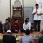 Bupati Kutai Kartanegara (Kukar) Edi Damansyah pada hari pertama kunjungan kerjanya, menyerahkan bantuan sembako serta perlengkapan ibadah di masjid Al Fajar Dusun Ketemu Desa Perdana Kecamatan Kembang Janggut, Jumat (15/03/2024).