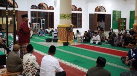Bupati Kutai Kartanegara (Kukar) Edi Damansyah bersama rombongannya memberikan bantuan paket Ramadhan untuk kaum Dhuafa saat berada di masjid Besar Al Ilham Kecamatan Kembang Janggut.