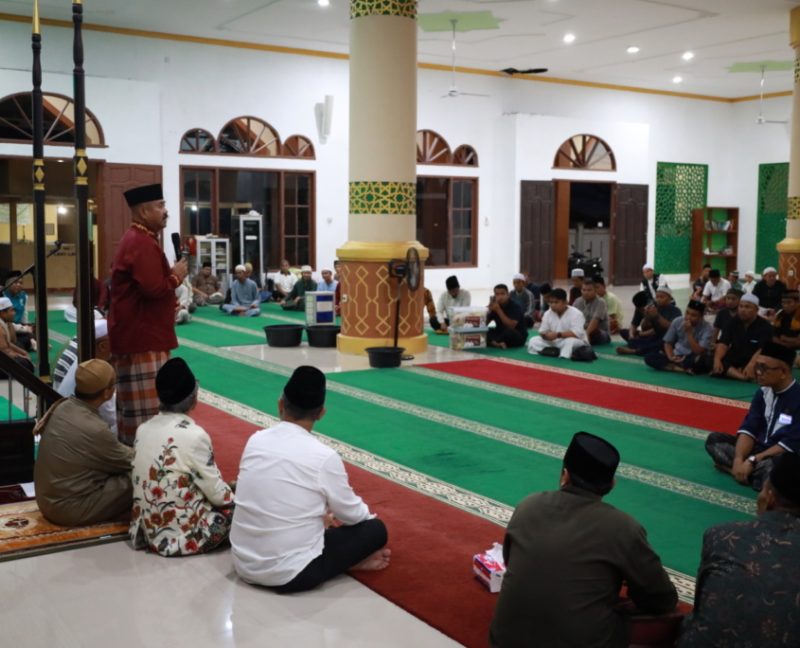 Bupati Kutai Kartanegara (Kukar) Edi Damansyah bersama rombongannya memberikan bantuan paket Ramadhan untuk kaum Dhuafa saat berada di masjid Besar Al Ilham Kecamatan Kembang Janggut.
