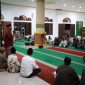 Bupati Kutai Kartanegara (Kukar) Edi Damansyah bersama rombongannya memberikan bantuan paket Ramadhan untuk kaum Dhuafa saat berada di masjid Besar Al Ilham Kecamatan Kembang Janggut.