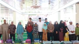 Kunjungan Kerja hari ke-6 di Bulan Ramadhan 1445 H, Bupati Kutai Kartanegara (Kukar) Edi Damansyah memberikan bantuan paket Ramadhan untuk kaum Dhuafa di masjid At Taqwa Desa Kahala Kecamatan Kenohan, Sabtu (16/03/2024).