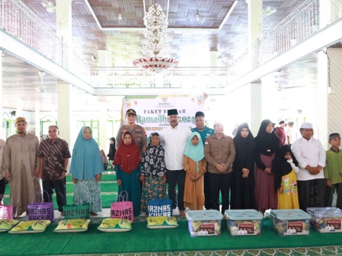 Kunjungan Kerja hari ke-6 di Bulan Ramadhan 1445 H, Bupati Kutai Kartanegara (Kukar) Edi Damansyah memberikan bantuan paket Ramadhan untuk kaum Dhuafa di masjid At Taqwa Desa Kahala Kecamatan Kenohan, Sabtu (16/03/2024).
