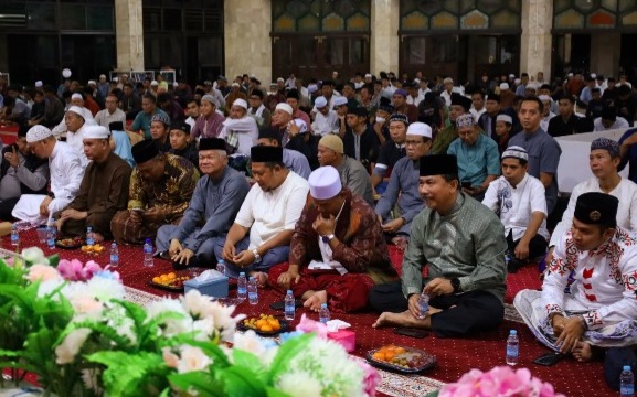 Ruang utama Masjid Agung Sultan Adji Muhammad Sulaiman dipenuhi Jamaah muslimin/muslimat kota raja Tenggarong yang menghadiri malam Nuzulul Qur’an 17 Ramadhan 1445 hijriah.