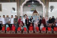 Pembina Majelis Taklim Ahlus-Sunnah wal-Jama’ah (Aswaja) Kabupaten Kutai Kartanegara (Kukar) sekaligus Ketua TP-PKK Maslianawati Edi Damansyah berikan bantuan pada warga pra sejahtera saat berkunjung di Kecamatan Muara Badak.