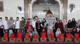 Pembina Majelis Taklim Ahlus-Sunnah wal-Jama’ah (Aswaja) Kabupaten Kutai Kartanegara (Kukar) sekaligus Ketua TP-PKK Maslianawati Edi Damansyah berikan bantuan pada warga pra sejahtera saat berkunjung di Kecamatan Muara Badak.