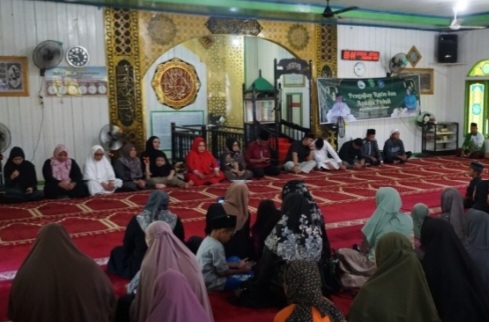 Maslianawati Edi Damansyah sebagai Ketua Tim Penggerak Pemberdayaan Kesejahteraan Keluarga (PKK) Kabupaten Kutai Kartanegara sekaligus pembina majelis taklim Ahlus-Sunnah wal-Jama’ah atau yang dikenal dengan Aswaja Kukar ikut hadir dalam acara pengajian Rutin dirangkai kegiatan Aswaja peduli, Sabtu (16/3/24)