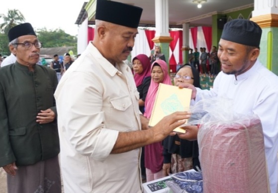 Bupati Kutai Kartanegara (Kukar) Edi Damansyah meneruskan kegiatan Safari Ramadhan dengan rangkaian acara Buka Puasa Bersama, sholat magrib, isya serta tarawih berjamaah.