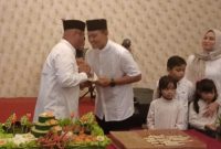Bupati Kukar (Kutai Kartanegara) Edi Damansyah hadir saat Buka Puasa Bersama di acara Ulang Tahun (Ultah) ke-41 Komandan Kodim 0906/KKR, Letnan Kolonel (Letkol) Czi Damai Adi Setiawan.