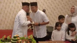 Bupati Kukar (Kutai Kartanegara) Edi Damansyah hadir saat Buka Puasa Bersama di acara Ulang Tahun (Ultah) ke-41 Komandan Kodim 0906/KKR, Letnan Kolonel (Letkol) Czi Damai Adi Setiawan.
