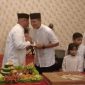 Bupati Kukar (Kutai Kartanegara) Edi Damansyah hadir saat Buka Puasa Bersama di acara Ulang Tahun (Ultah) ke-41 Komandan Kodim 0906/KKR, Letnan Kolonel (Letkol) Czi Damai Adi Setiawan.