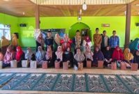 Pembina Majelis Taklim Ahlus-Sunnah wal-Jama’ah (Aswaja) Kutai Kartanegara (Kukar) Maslianawati berkesempatan untuk membuka kegiatan Majelis Aswaja Kukar di Masjid Nur Hidayah Kota Bangun III Kecamatan Kota Bangun Darat, Senin (18/3/24).