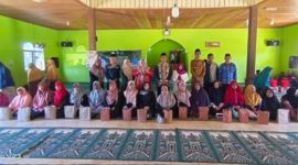 Pembina Majelis Taklim Ahlus-Sunnah wal-Jama’ah (Aswaja) Kutai Kartanegara (Kukar) Maslianawati berkesempatan untuk membuka kegiatan Majelis Aswaja Kukar di Masjid Nur Hidayah Kota Bangun III Kecamatan Kota Bangun Darat, Senin (18/3/24).