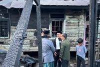 Korban kebakaran di Kelurahan Timbau, Kecamatan Tenggarong dikunjungi oleh Wakil Bupati Kutai Kartanegara (Kukar), Rendi Solihin, Rabu (20/3/2024).