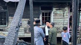 Korban kebakaran di Kelurahan Timbau, Kecamatan Tenggarong dikunjungi oleh Wakil Bupati Kutai Kartanegara (Kukar), Rendi Solihin, Rabu (20/3/2024).