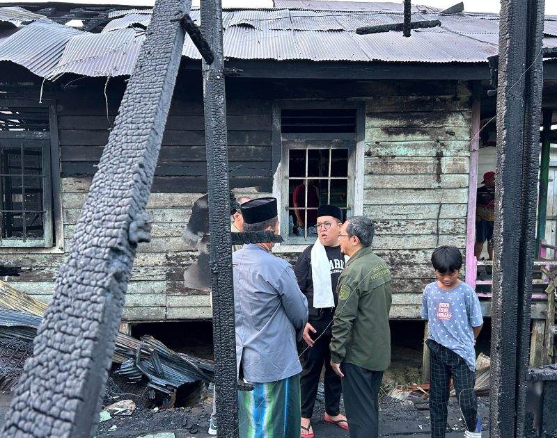 Korban kebakaran di Kelurahan Timbau, Kecamatan Tenggarong dikunjungi oleh Wakil Bupati Kutai Kartanegara (Kukar), Rendi Solihin, Rabu (20/3/2024).