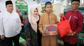 Majelis Taklim Ahlus-Sunnah wal-Jama’ah (Aswaja) Kutai Kartanegara (Kukar) meneruskan kegiatan sosialnya di bulan Ramadhan 1445 H, kunjungan kali ini berlokasi di Masjid Nurul Jannah Sungai Merdeka Kecamatan Samboja Barat, Minggu (24/3/24).