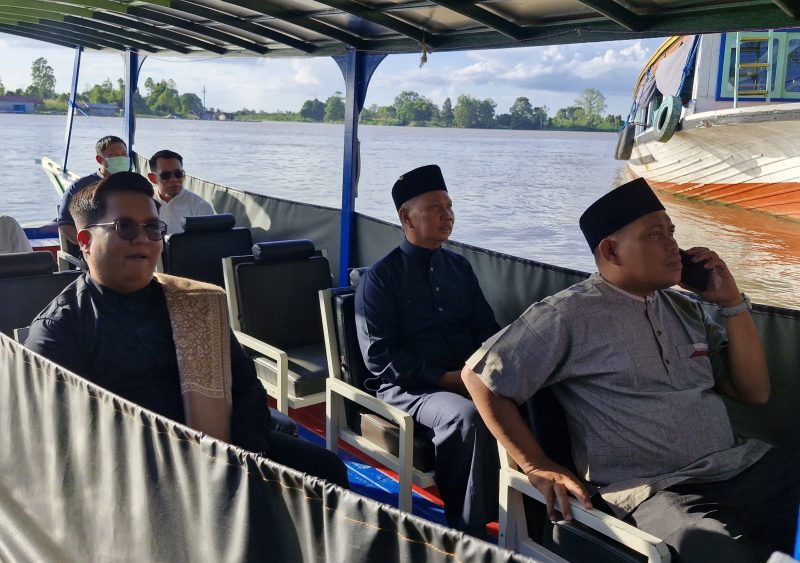 Wakil Bupati Kutai Kartanegara Rendi Solihin beserta jajaran Pemkab Kukar kunjungi Desa Pela, Kecamatan Kota Bangun saat kegiatan Safari Ramadhan.
