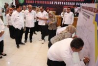 Sekretaris Daerah Kutai Kartanegara H Sunggono meminta supaya Organisasi Perangkat Daerah (OPD) terus fokus untuk menggelar kegiatan yang benar-benar berkaitan untuk penanganan stunting.