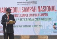 Hari Peduli Sampah Nasional (HPSN) Asisten II Bidang Ekonomi dan Pembangunan Pemerintah Kutai Kartanegara Ahyani Fadianur lakukan Aksi Pungut, Kumpul serta Pilah Sampah untuk pengelolaan sampah.