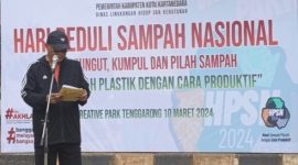 Hari Peduli Sampah Nasional (HPSN) Asisten II Bidang Ekonomi dan Pembangunan Pemerintah Kutai Kartanegara Ahyani Fadianur lakukan Aksi Pungut, Kumpul serta Pilah Sampah untuk pengelolaan sampah.