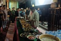 Wakil Bupati Kutai Kartanegara (Kukar) H Rendi Solihin menyerahkan bantuan serta bingkisan di Masjid Nurul Yaqin RT 16 Desa Sebuntal, Sabtu (16/3/2024) saat melaksanakan safari sahur di Kecamatan Marangkayu.