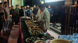 Wakil Bupati Kutai Kartanegara (Kukar) H Rendi Solihin menyerahkan bantuan serta bingkisan di Masjid Nurul Yaqin RT 16 Desa Sebuntal, Sabtu (16/3/2024) saat melaksanakan safari sahur di Kecamatan Marangkayu.