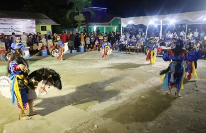 Pertunjukan kuda lumping di Kelurahan Maluhu Tenggarong, Kukar