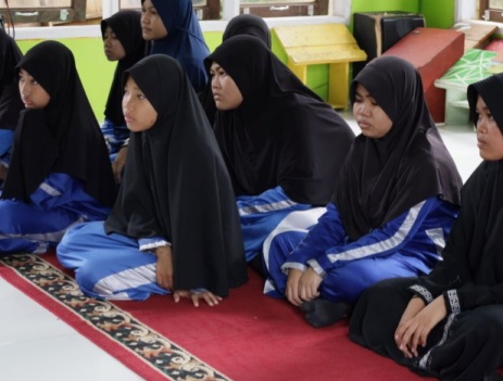 Rombongan Persatuan Ikatan Istri Sarjana Ekonomi Indonesia (PIISEI) Cabang Kukar melaksanakan kegiatan peduli sosial berbagi kebahagiaan dengan memberikan bahan pokok berupa sembako di Ponpes Daarurrahman pada hari Kamis (21/3/2024).