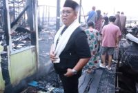 Wakil Bupati Kutai Kartanegara (Kukar) H Rendi Solihin menyerahkan bantuan logistik saat melaksanakan peninjauan lokasi dan korban bencana kebakaran di Pal 5 jalan Wolter Monginsidi Tenggarong, Rabu (20/03/2024)