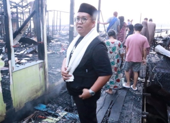 Wakil Bupati Kutai Kartanegara (Kukar) H Rendi Solihin menyerahkan bantuan logistik saat melaksanakan peninjauan lokasi dan korban bencana kebakaran di Pal 5 jalan Wolter Monginsidi Tenggarong, Rabu (20/03/2024)