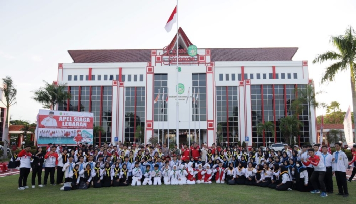 Bupati Kutai Kartanegara Edi Damansyah secara meminta kepada para Camat selaku pelindung PMI (Palang Merah Indonesia) Kecamatan agar memberikan dukungan serta memfasilitasi para relawan PMI yang bertugas untuk menyukseskan kegembiraan masyarakat selama mudik maupun balik lebaran 2024.