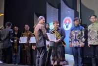 Ket. Foto: Penyerahan Penghargaan Kepada Pemenang Terpilih Pemuda Pelopor Kaltim pada Malam Anugerah Pekan Raya Pemuda 2024