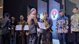 Ket. Foto: Penyerahan Penghargaan Kepada Pemenang Terpilih Pemuda Pelopor Kaltim pada Malam Anugerah Pekan Raya Pemuda 2024