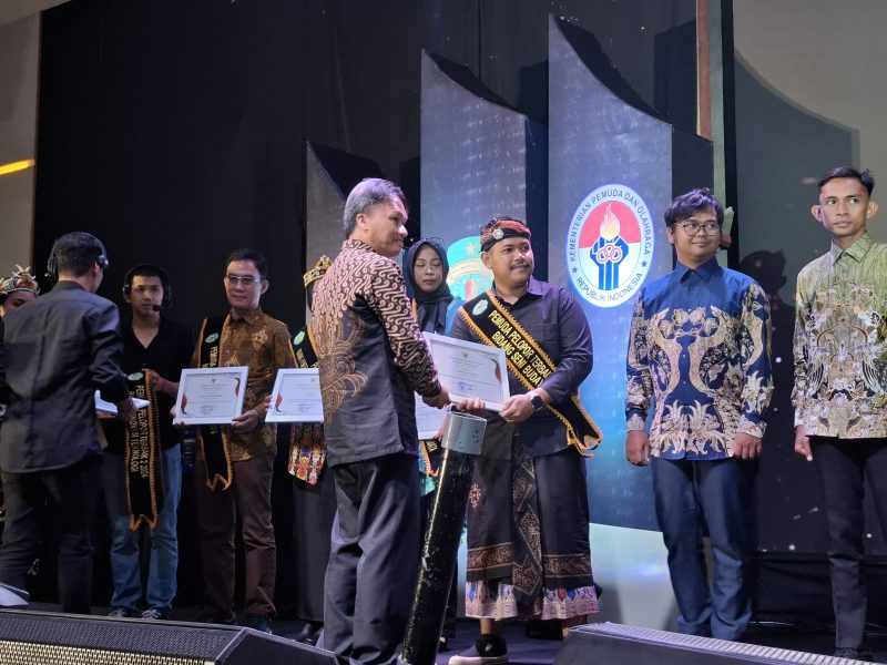 Ket. Foto: Penyerahan Penghargaan Kepada Pemenang Terpilih Pemuda Pelopor Kaltim pada Malam Anugerah Pekan Raya Pemuda 2024