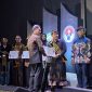 Ket. Foto: Penyerahan Penghargaan Kepada Pemenang Terpilih Pemuda Pelopor Kaltim pada Malam Anugerah Pekan Raya Pemuda 2024