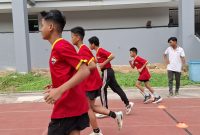 Ket. Foto: Para Atlet Akademi Olahraga DBON Kaltim Ketika Berlatih di Lapangan Gor Kadrie Oening.