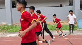 Ket. Foto: Para Atlet Akademi Olahraga DBON Kaltim Ketika Berlatih di Lapangan Gor Kadrie Oening.