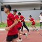 Ket. Foto: Para Atlet Akademi Olahraga DBON Kaltim Ketika Berlatih di Lapangan Gor Kadrie Oening.