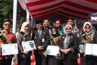 Ket. Foto: Pj Gubernur Kaltim, Akmal Malik Bersama Lima Pemuda Pelopor Kaltim