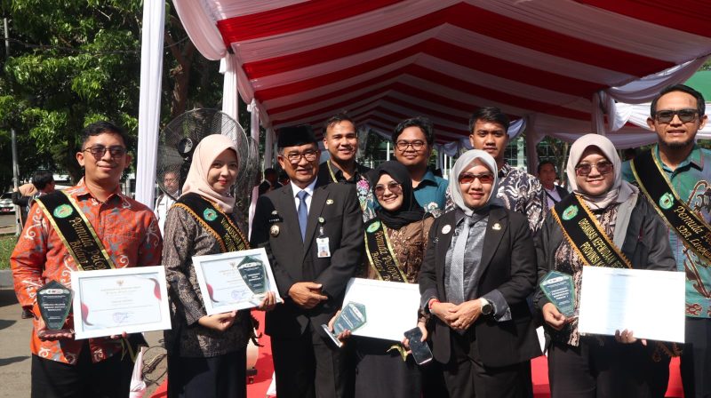Ket. Foto: Pj Gubernur Kaltim, Akmal Malik Bersama Lima Pemuda Pelopor Kaltim
